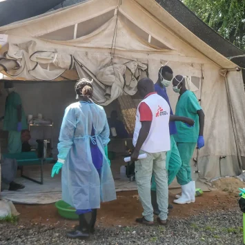 Personal médico de MSF frente a una de las tiendas de campaña en la unidad de tratamiento del cólera en Abyei.