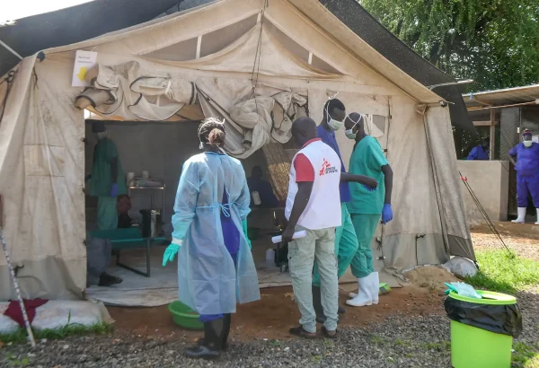 Personal médico de MSF frente a una de las tiendas de campaña en la unidad de tratamiento del cólera en Abyei.