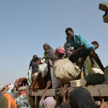 Personas desplazadas por los combates en los campamentos de El Fasher y Zamzam, en Darfur del Norte, llegan a Tawila, Sudán, abril de 2025.