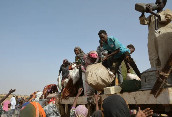 Personas desplazadas por los combates en los campamentos de El Fasher y Zamzam, en Darfur del Norte, llegan a Tawila, Sudán, abril de 2025.