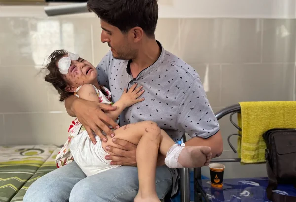 Julia, de 4 años, es sostenida por su padre Ahmed después de resultar herida en un ataque aéreo en su casa en la ciudad de Gaza.