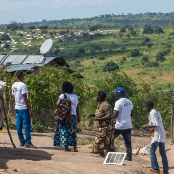 Vista de la ciudad de Macomia, donde equipos de MSF brindan apoyo médico en campamentos para desplazados internos, tras casi un año de suspensión de actividades. Cabo Delgado, Mozambique, mayo de 2025.