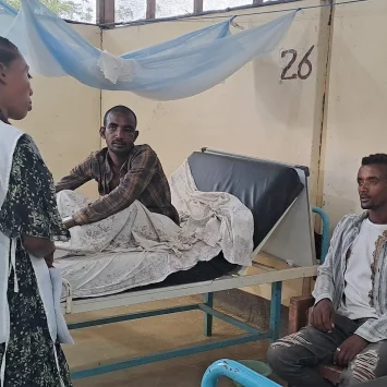 El equipo de promoción de la salud de MSF revisa a un paciente de kala azar en el centro de tratamiento de kala azar y mordeduras de serpiente de MSF. Abdurafi, región de Amhara, Etiopía. Julio de 2025.