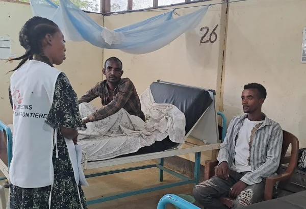 El equipo de promoción de la salud de MSF revisa a un paciente de kala azar en el centro de tratamiento de kala azar y mordeduras de serpiente de MSF. Abdurafi, región de Amhara, Etiopía. Julio de 2025.