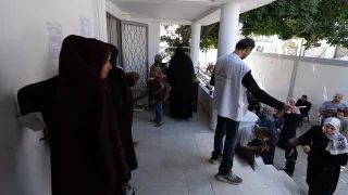 Hambruna y supervivencia: desnutrición en Gaza Los pacientes palestinos están ingresando a la clínica de Gaza para recibir asistencia médica.