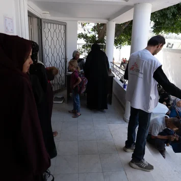 Hambruna y supervivencia: desnutrición en Gaza Los pacientes palestinos están ingresando a la clínica de Gaza para recibir asistencia médica.