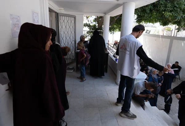 Hambruna y supervivencia: desnutrición en Gaza Los pacientes palestinos están ingresando a la clínica de Gaza para recibir asistencia médica.