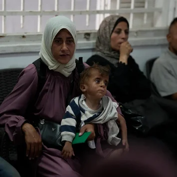 Una madre palestina, identificada como Donia Alouf, de 33 años, y su hijo Ahmed, de un año, fueron diagnosticados con desnutrición. Donia recibe atención médica en una clínica de Gaza en la ciudad de Gaza. Está embarazada de ocho meses y también padece desnutrición.