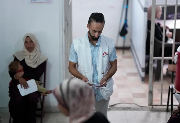 Un miembro del personal de MSF organiza a los pacientes para que vean al personal médico en la clínica de MSF en la ciudad de Gaza, en el norte de Gaza, Palestina, junio de 2025.