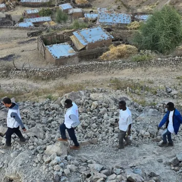 Marwan Taher, excoordinador de proyecto de MSF en Rokero, y parte del equipo, paseando por las afueras de Umu, una aldea de unos 25.000 habitantes donde MSF apoya un centro de atención primaria.