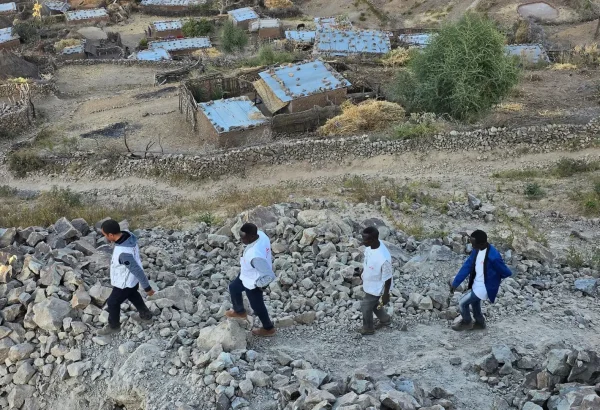 Marwan Taher, excoordinador de proyecto de MSF en Rokero, y parte del equipo, paseando por las afueras de Umu, una aldea de unos 25.000 habitantes donde MSF apoya un centro de atención primaria.
