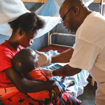 El personal de Médicos Sin Fronteras está tratando a niños con sarampión y malaria como parte de una intervención de emergencia en la zona sanitaria de Businga, en la provincia de Ubangi Norte.