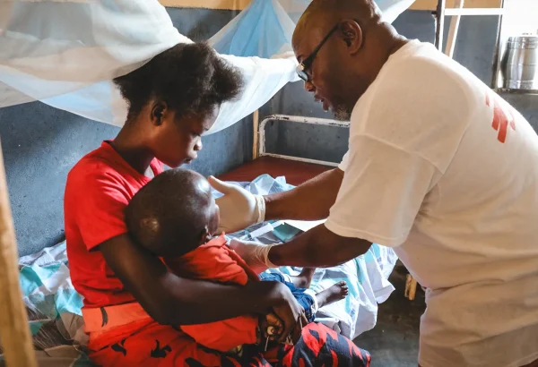 El personal de Médicos Sin Fronteras está tratando a niños con sarampión y malaria como parte de una intervención de emergencia en la zona sanitaria de Businga, en la provincia de Ubangi Norte.