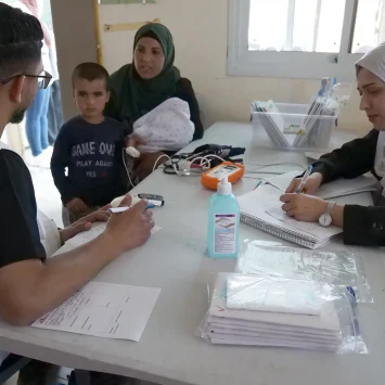 Aumenta la violencia de los colonos israelíes contra los palestinos. El equipo médico de MSF brinda consulta de salud mental a una paciente en la clínica móvil de MSF en Jinba - Masafer Yatta, Palestina.