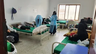 Un médico de MSF examina a pacientes en la sala de aislamiento del hospital Al-Wahda, gobernación de Dhamar, Yemen, junio de 2025.