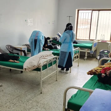 Un médico de MSF examina a pacientes en la sala de aislamiento del hospital Al-Wahda, gobernación de Dhamar, Yemen, junio de 2025.