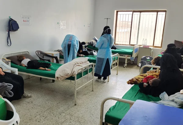 Un médico de MSF examina a pacientes en la sala de aislamiento del hospital Al-Wahda, gobernación de Dhamar, Yemen, junio de 2025.