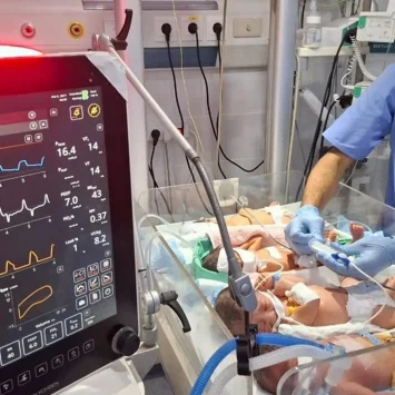 Varios bebés comparten una misma incubadora en la unidad de cuidados intensivos neonatales del hospital Al Helou, en el norte de Gaza, debido a la falta de incubadoras.