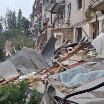 El aumento de los ataques aéreos amenaza vidas y la atención médica esencial en Kiev Edificios residenciales y automóviles dañados.