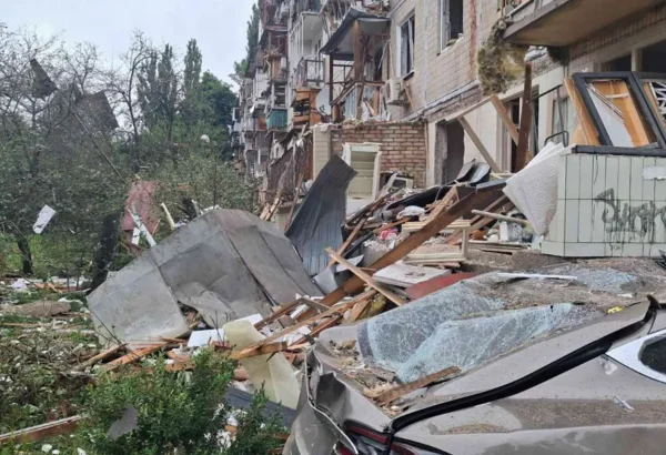 El aumento de los ataques aéreos amenaza vidas y la atención médica esencial en Kiev Edificios residenciales y automóviles dañados.