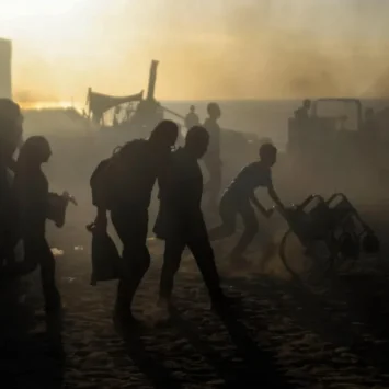 Palestinos y palestinas arriesgan sus vidas para conseguir comida en el centro de distribución de la GHF en Netzarim, sur de Gaza. © MSF