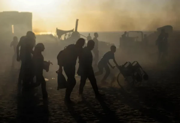 Palestinos y palestinas arriesgan sus vidas para conseguir comida en el centro de distribución de la GHF en Netzarim, sur de Gaza. © MSF