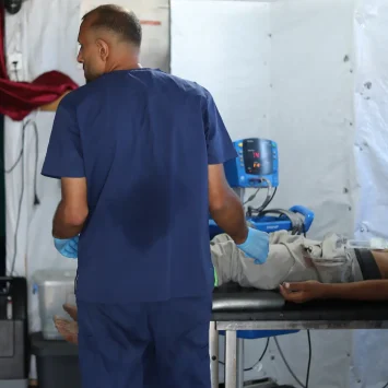 Personal médico en Al-Mawasi de MSF recibe a pacientes heridos después de que las fuerzas israelíes abrieran fuego contra personas en uno de los puntos de distribución de alimentos de la Fundación Humanitaria de Gaza. Gaza, Palestina