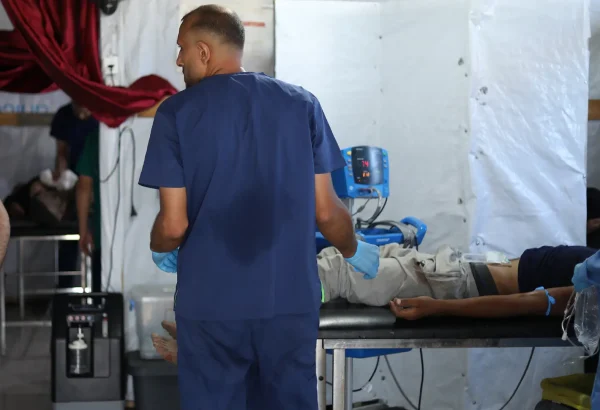 Personal médico en Al-Mawasi de MSF recibe a pacientes heridos después de que las fuerzas israelíes abrieran fuego contra personas en uno de los puntos de distribución de alimentos de la Fundación Humanitaria de Gaza. Gaza, Palestina