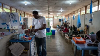 Personal deMSF en el interior del Centro de Alimentación Terapéutica para Pacientes Internos (ITFC) de MSF en el campo de Refugiados de Kule, en la región de Gambella, Etiopía.