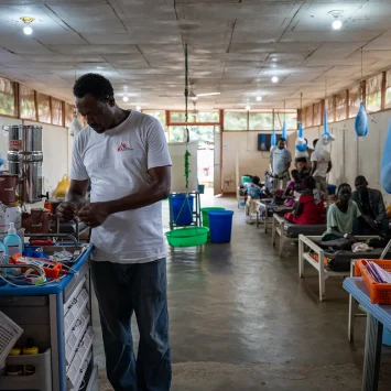 Personal deMSF en el interior del Centro de Alimentación Terapéutica para Pacientes Internos (ITFC) de MSF en el campo de Refugiados de Kule, en la región de Gambella, Etiopía.