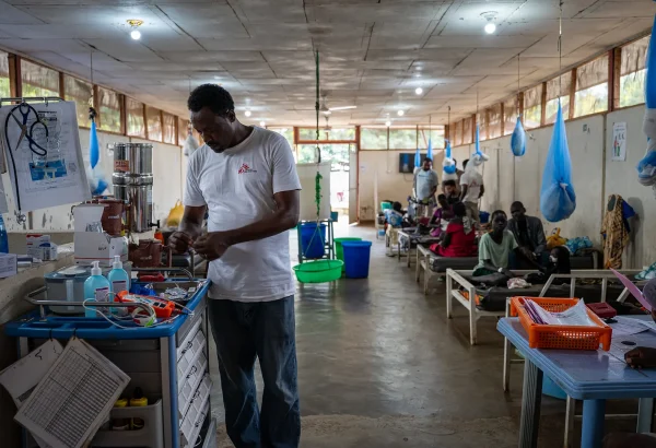 Personal deMSF en el interior del Centro de Alimentación Terapéutica para Pacientes Internos (ITFC) de MSF en el campo de Refugiados de Kule, en la región de Gambella, Etiopía.