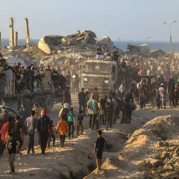 Palestinos en el centro de distribución de la Fundación Humanitaria de Gaza (FHG) en Netzarim arriesgan sus vidas para recibir alimentos.