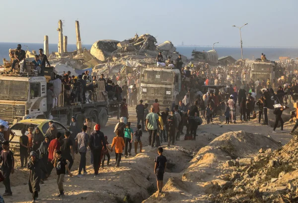 Palestinos en el centro de distribución de la Fundación Humanitaria de Gaza (FHG) en Netzarim arriesgan sus vidas para recibir alimentos.