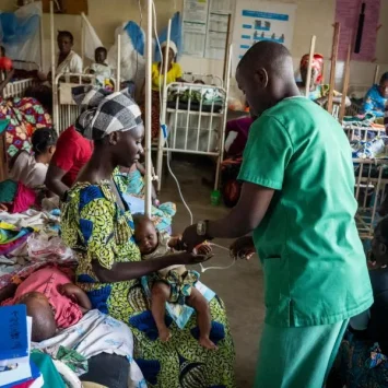 Un enfermero del Ministerio de Salud atiende a un niño enfermo en una unidad pediátrica que apoyamos en el Hospital General de Referencia de Katana, en Kivu Sur.
