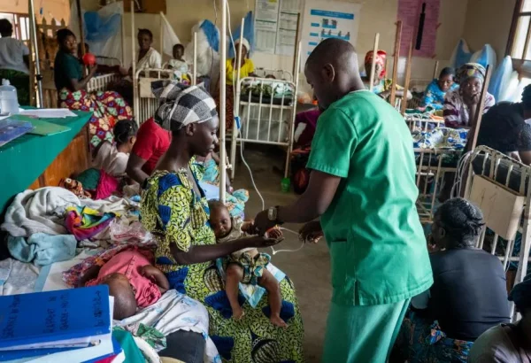 Un enfermero del Ministerio de Salud atiende a un niño enfermo en una unidad pediátrica que apoyamos en el Hospital General de Referencia de Katana, en Kivu Sur.