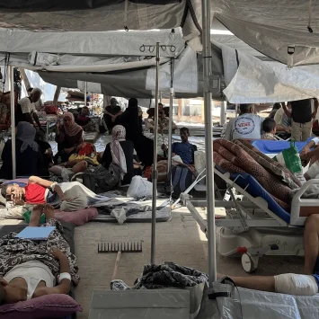 Sin camas disponibles, los pasillos y áreas al aire libre del Hospital Nasser están llenos de pacientes, mientras las instalaciones médicas en Gaza luchan en medio del actual genocidio israelí.