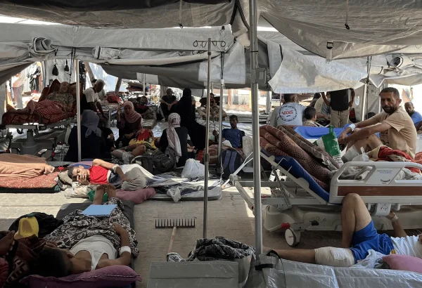 Sin camas disponibles, los pasillos y áreas al aire libre del Hospital Nasser están llenos de pacientes, mientras las instalaciones médicas en Gaza luchan en medio del actual genocidio israelí.