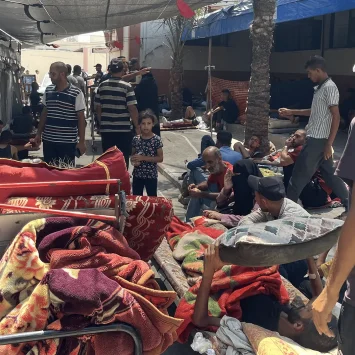 Sin camas disponibles, los pasillos y las áreas al aire libre del Hospital Nasser están llenos de pacientes, mientras las instalaciones médicas en Gaza luchan por sobrevivir en medio del genocidio israelí en curso.