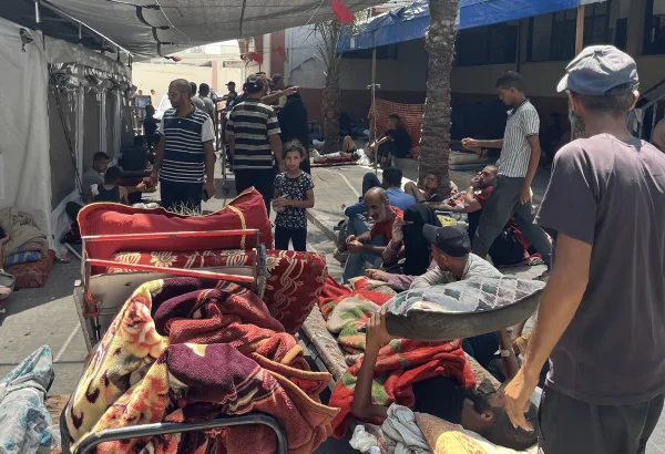 Sin camas disponibles, los pasillos y las áreas al aire libre del Hospital Nasser están llenos de pacientes, mientras las instalaciones médicas en Gaza luchan por sobrevivir en medio del genocidio israelí en curso.