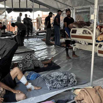 Sin camas disponibles, los pasillos y las áreas al aire libre del Hospital Nasser están llenos de pacientes. Franja de Gaza.