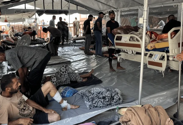 Sin camas disponibles, los pasillos y las áreas al aire libre del Hospital Nasser están llenos de pacientes. Franja de Gaza.