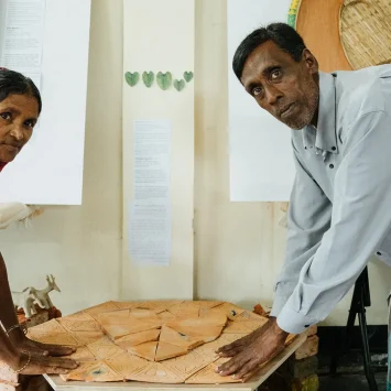 El ceramista rohingya Bishi Bala Rudro y Kali Kumar Rudrio junto a su obra. Bangladesh, 2025.