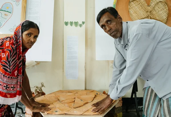 El ceramista rohingya Bishi Bala Rudro y Kali Kumar Rudrio junto a su obra. Bangladesh, 2025.