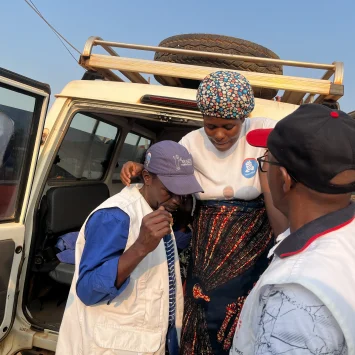 Espérance Wabiwa, de 26 años, llegando en una ambulancia de MSF al sitio de personas refugiadas de Musenyi.