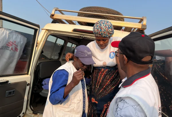 Espérance Wabiwa, de 26 años, llegando en una ambulancia de MSF al sitio de personas refugiadas de Musenyi.