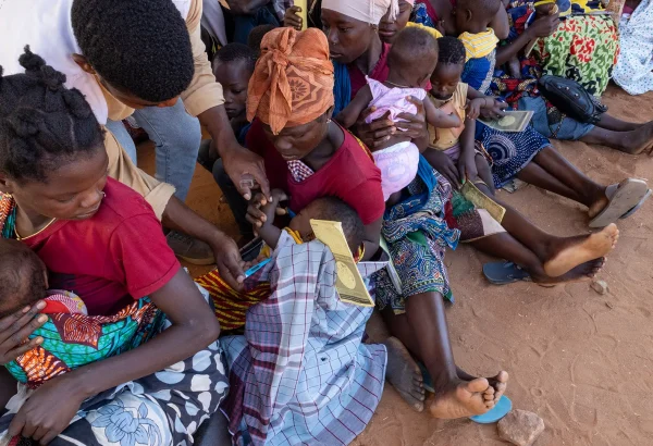 Andre Marcos, promotor de salud de MSF, ayuda en el triaje de niños en la sala de espera del centro de reasentamiento temporal de Micone, en la ciudad de Chiure, al sur de Cabo Delgado.