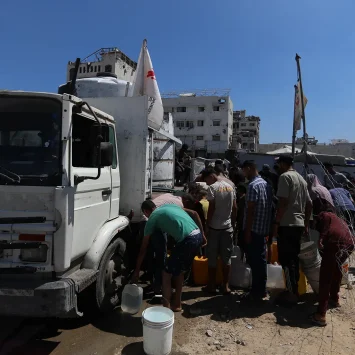 Un camión cisterna de MSF proporciona una fuente crítica de agua potable limpia. A pesar de producir alrededor de 500.000 litros diarios, es suficiente para que solo 80,000 personas reciban lo mínimo.