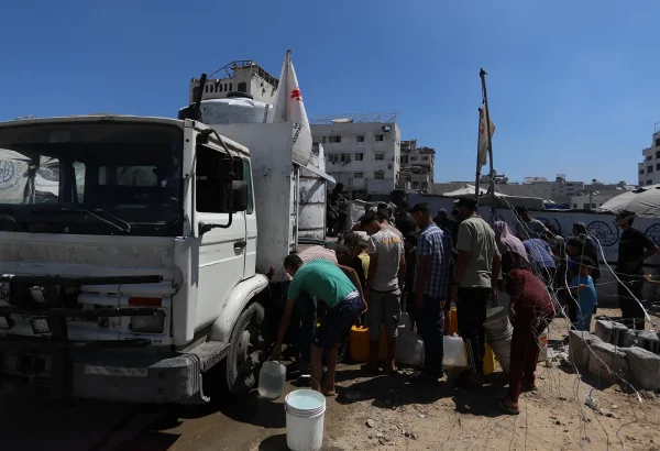 Un camión cisterna de MSF proporciona una fuente crítica de agua potable limpia. A pesar de producir alrededor de 500.000 litros diarios, es suficiente para que solo 80,000 personas reciban lo mínimo.