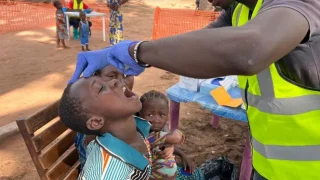 Un niño recibe la vacuna oral contra la poliomielitis durante una sesión de vacunación dirigida por MSF en Mala, donde las iniciativas de divulgación se centran en las familias desfavorecidas.