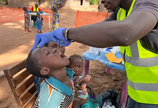 Un niño recibe la vacuna oral contra la poliomielitis durante una sesión de vacunación dirigida por MSF en Mala, donde las iniciativas de divulgación se centran en las familias desfavorecidas.